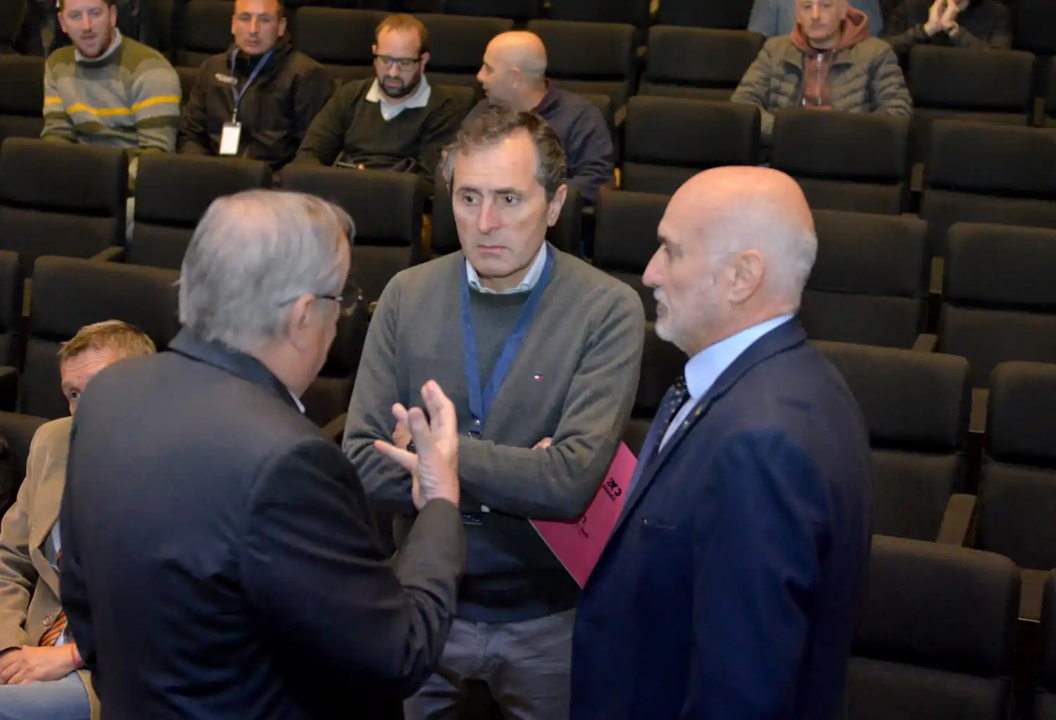 Pablo Cagnoli dialogando con el jefe comunal Miguel Ángel Lunghi y el rector de la Unicen, Marcelo Aba, en el marco de la apertura formal del Chacinar.