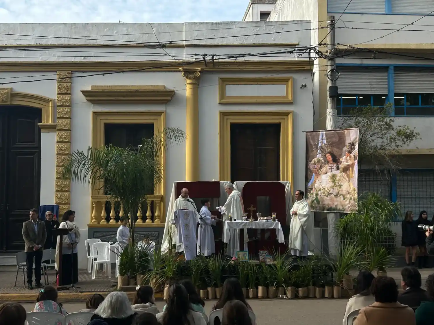 Hubo misa en la vereda del colegio.