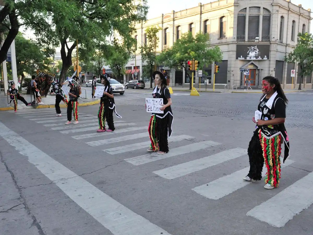 La murga “La Estación” lanzó campaña de concientización sobre el uso del casco