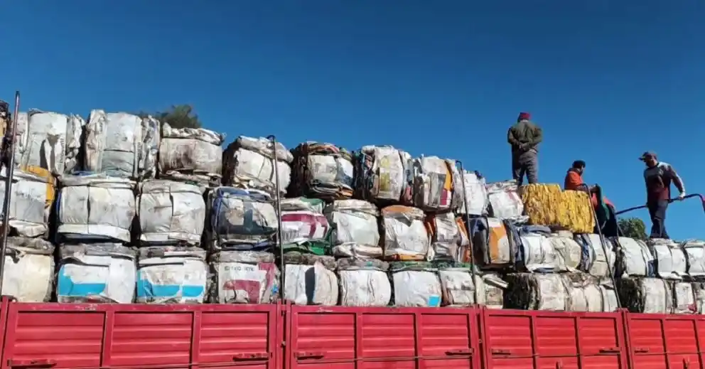 Compromiso ambiental: Larroque recicló casi 17 mil kilos de plásticos en lo que va de junio