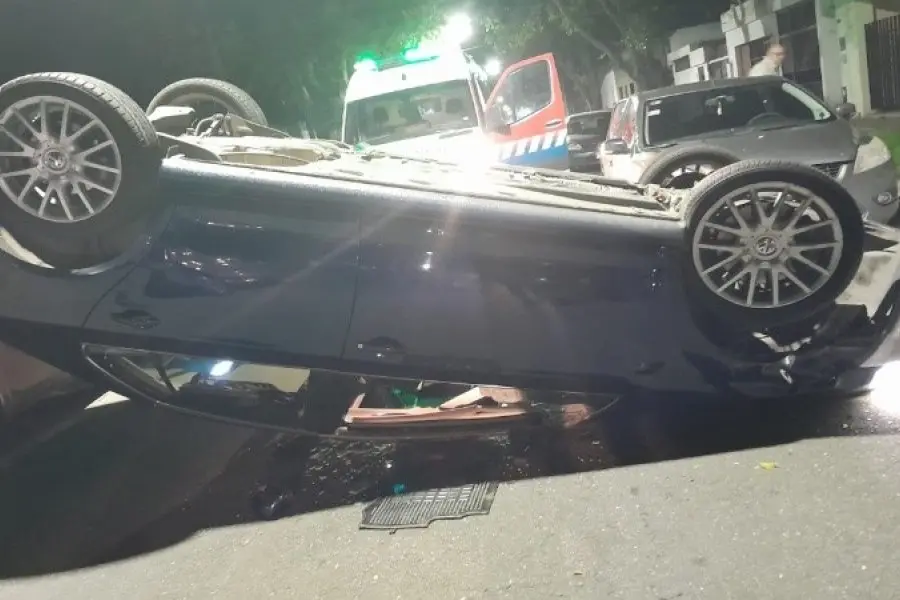 Chocó a su exmujer y despues volcó tras chocar autos estacionados