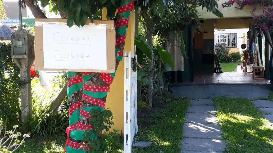 Vecinos colocaron carteles de "cuadra robada" en viviendas de Pueblo Belgrano