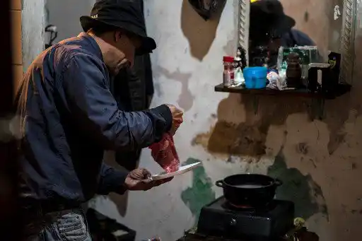 Recicladores informales, rebuscan entre la basura de los ricos en busca de desechos plásticos, botellas de vidrio y cartón se pueden vender por un puñado de pesos.