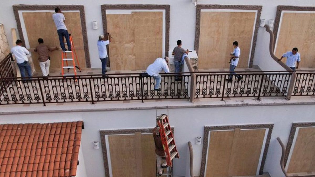 MÉXICO SE ALISTA PARA LA LLEGADA DE BERYL: el huracán se debilitó a su paso por Jamaica
