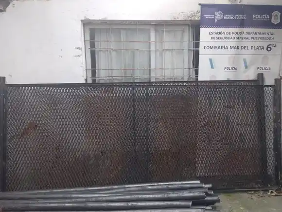 Dos jóvenes robaron una reja que era usada como barrera en las vías del tren