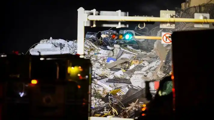 ENTRE LLANTO Y ANGUSTIA así esperan familiares noticias de desaparecidos en el derrumbe de edificio en Miami