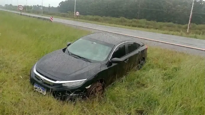 Un automóvil chocó contra un guardarraíl y despistó en la Autovía 14 durante las lluvias