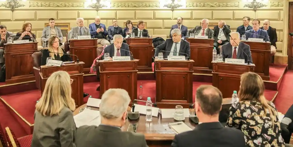 En el recinto del Senado, los ministros de la Corte Suprema de Justicia con los convencionales. Crédito: Convención Reformadora