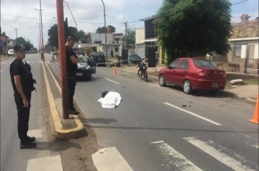 Chocó contra una columna y murió al instante