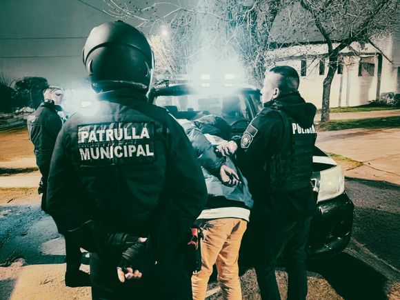 Operativo en Plaza San Cayetano: cayó un hombre con droga, dinero y un arma de fuego