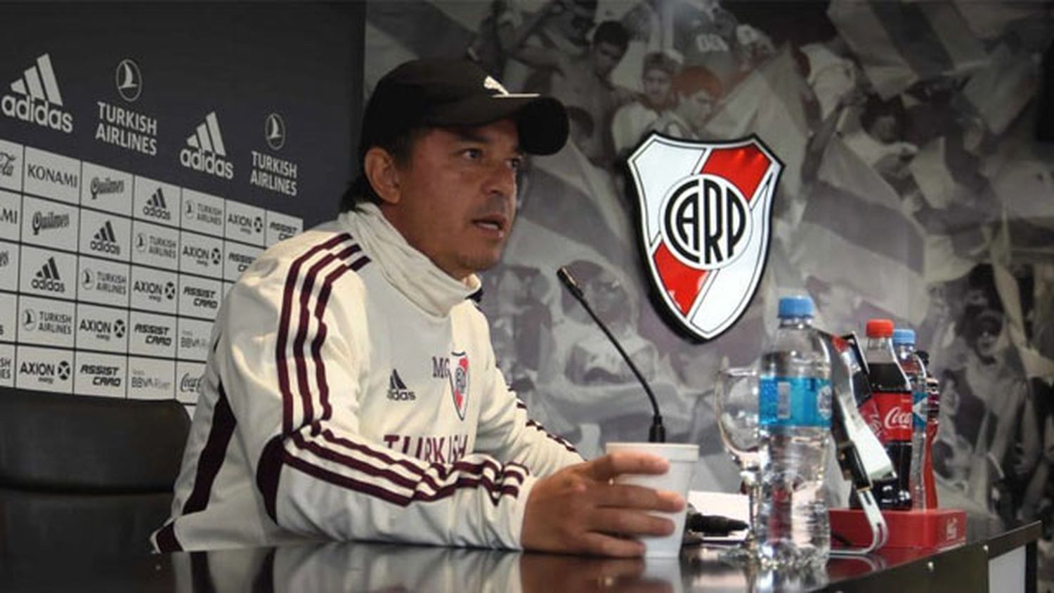 Picante conferencia  con críticas de Marcelo Gallardo