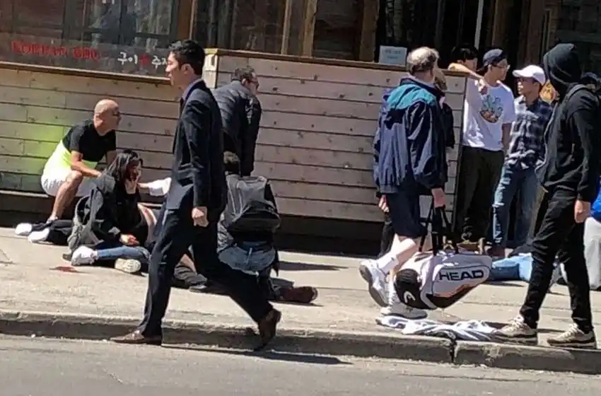 Una docena de peatones fue embestida por una camioneta