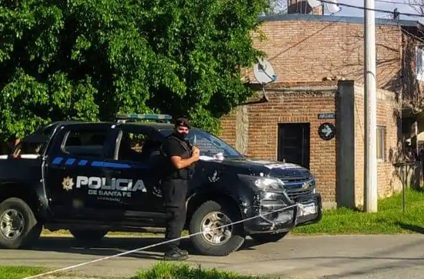 Nuevo crimen en Rosario: bajaron de una moto y ejecutaron a un joven que caminaba con su novia