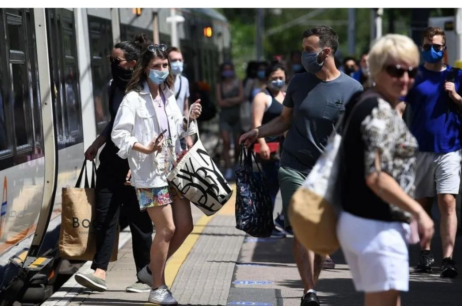 Reino Unido: planean infectar de coronavirus a voluntarios para probar vacunas