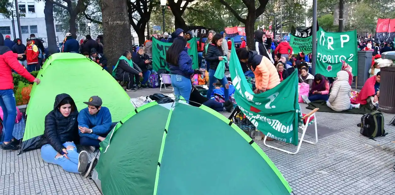 Piqueteros acampan en la 9 de Julio