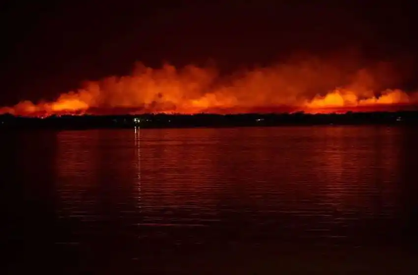 Humo en Rosario: confirmaron que hay dos operativos para combatir el fuego en las islas