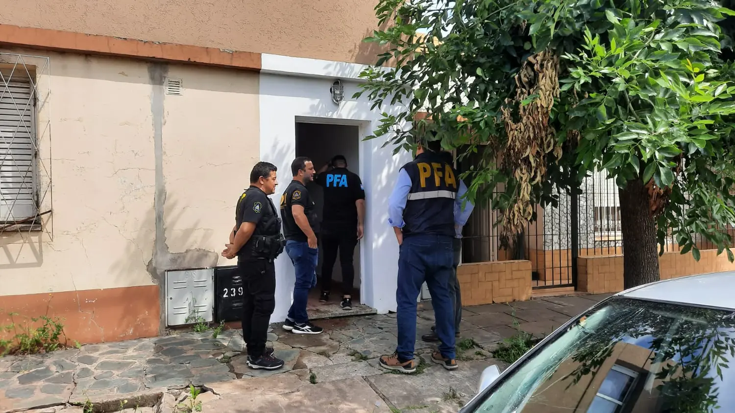 Personal de la DDI y la Policía Federal en la casa de Maximiliano Braga.
