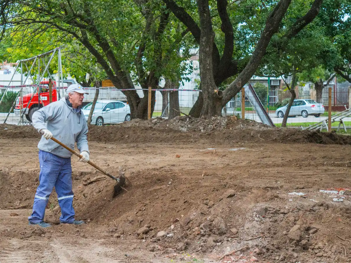 Las Varillas: inició la remodelación  de la Plaza San Martín 