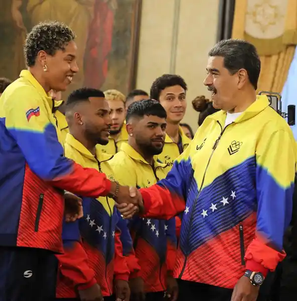 “SON LA ESPERANZA DE TODO UN TIEMPO”: Maduro abanderó a delegación de los Juegos Olímpicos Paris 2024 (+Video)