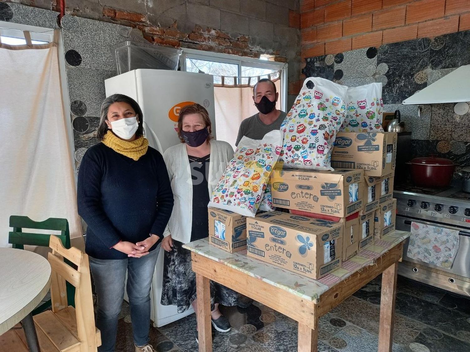 Gracias a la campaña solidaria de comercios locales, se donaron 135 litros de leche a “Aulas Educativas Tony”