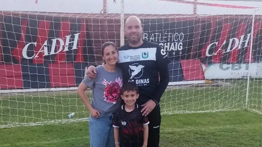 Festejo familiar en Pergamino, con su mujer Claudia y su hijo Danilo en el arco de la consagración por penales.