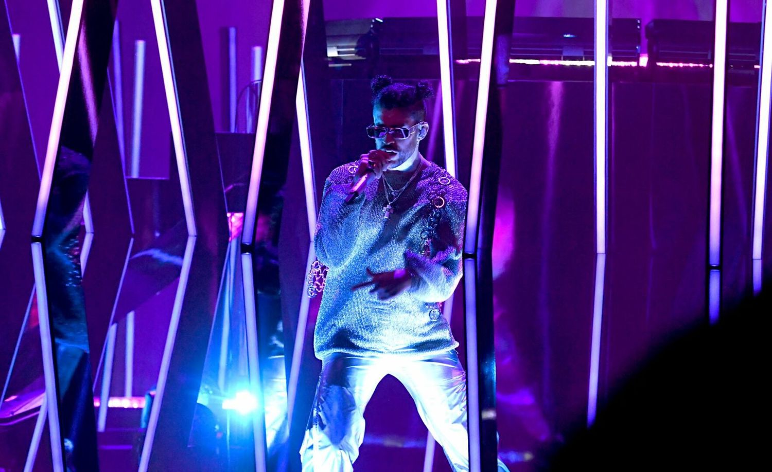 Bad Bunny calienta las redes al subir fotos sin ropa