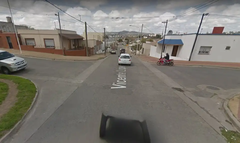 Tras forcejear con la policía, aprehendieron a un hombre con droga en la vía pública