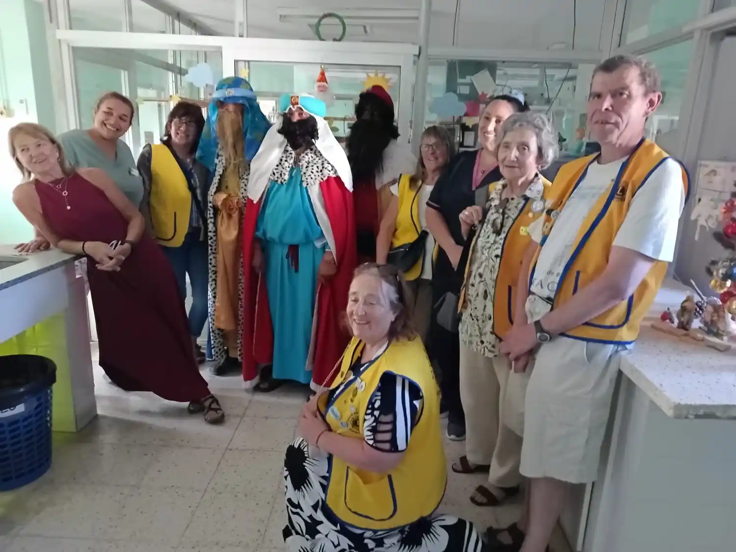 Los Reyes junto al Club de Leones entregaron una heladera con freezer