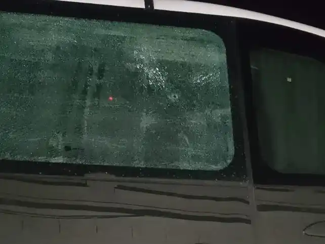 Colectivo con vidrios rotos.