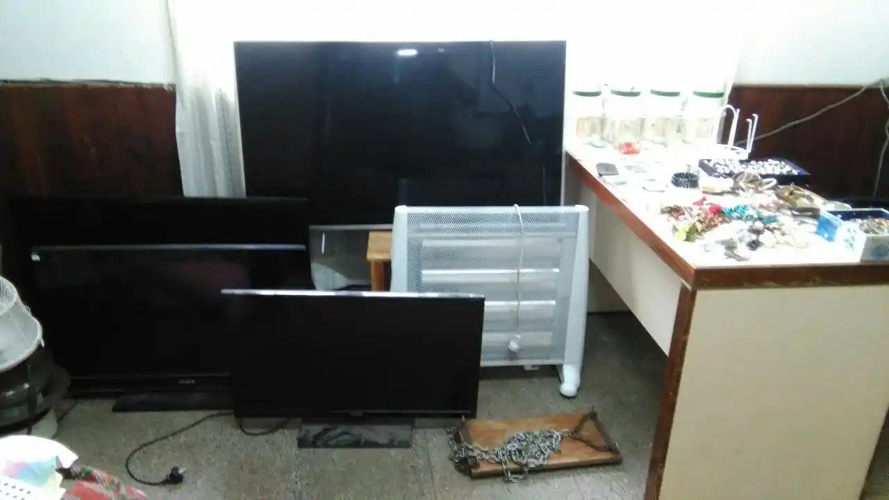 Detuvieron a una mujer con televisores, celulares, proyectiles y un tobogán