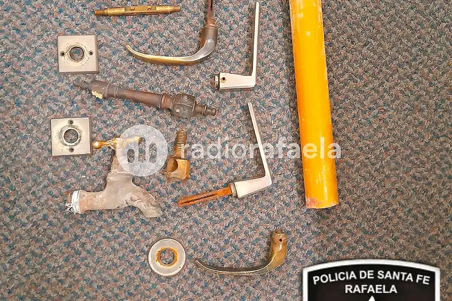 Atraparon a una parejita llevando una “bolsa grande y pesada”: eran picaportes y canillas