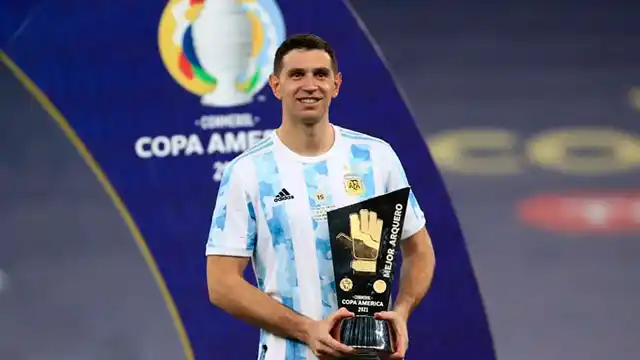 Dibu Martínez conoció a su hija tras el título con la Selección Argentina