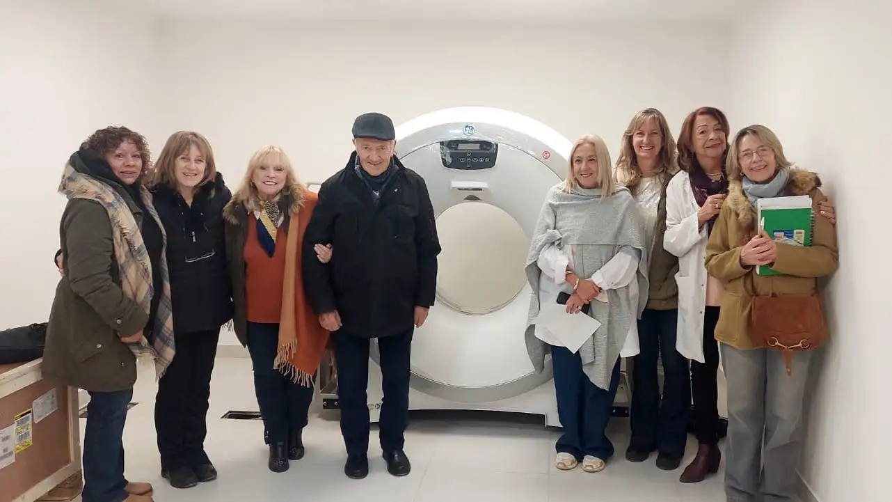 Integrantes de la Cooperadora junto al equipamiento de última generación