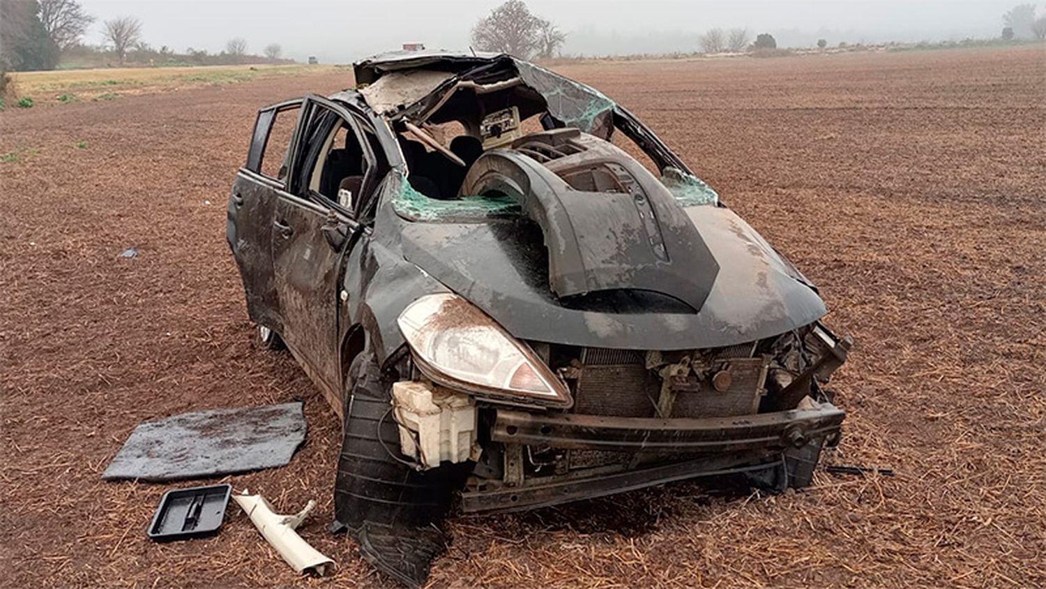 Un auto despistó y volcó: terminó su marcha en un campo lindero a ruta 11