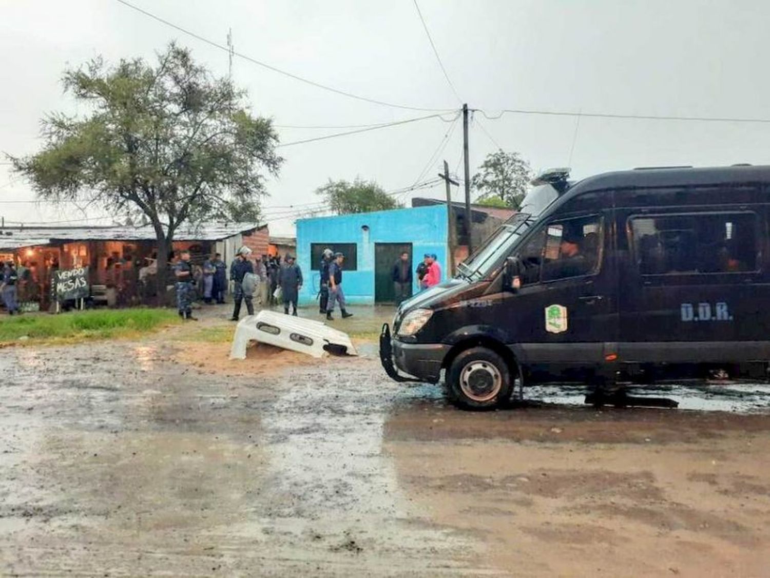 Jóvenes hirieron a dos policías y dañaron un móvil policial en el barrio El Quebranto