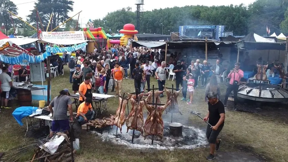 Mar del Cobo celebra la 16ª Fiesta del Cordero Costero con gastronomía, música y tradición