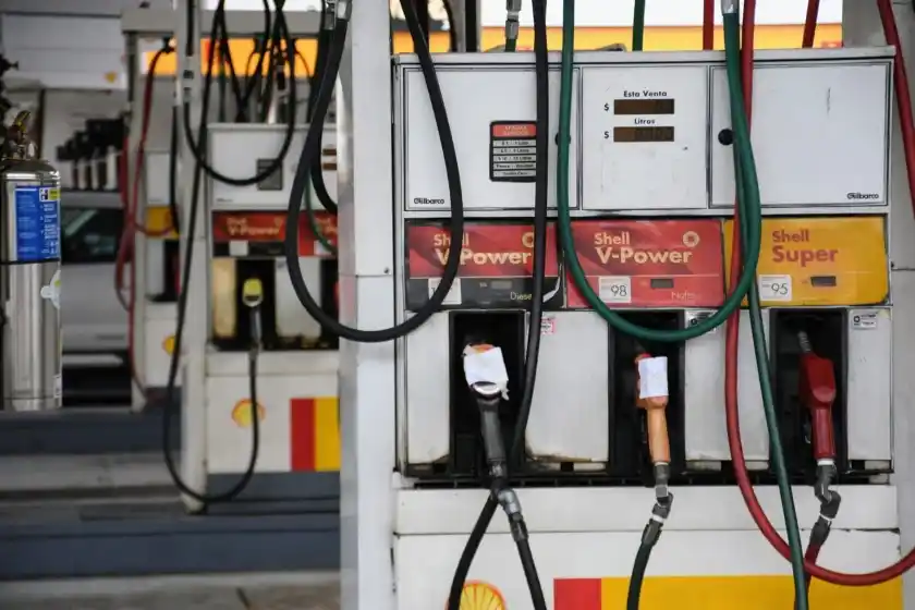 Escasez de combustibles: las petroleras presentaron un plan de acción para normalizar el suministro