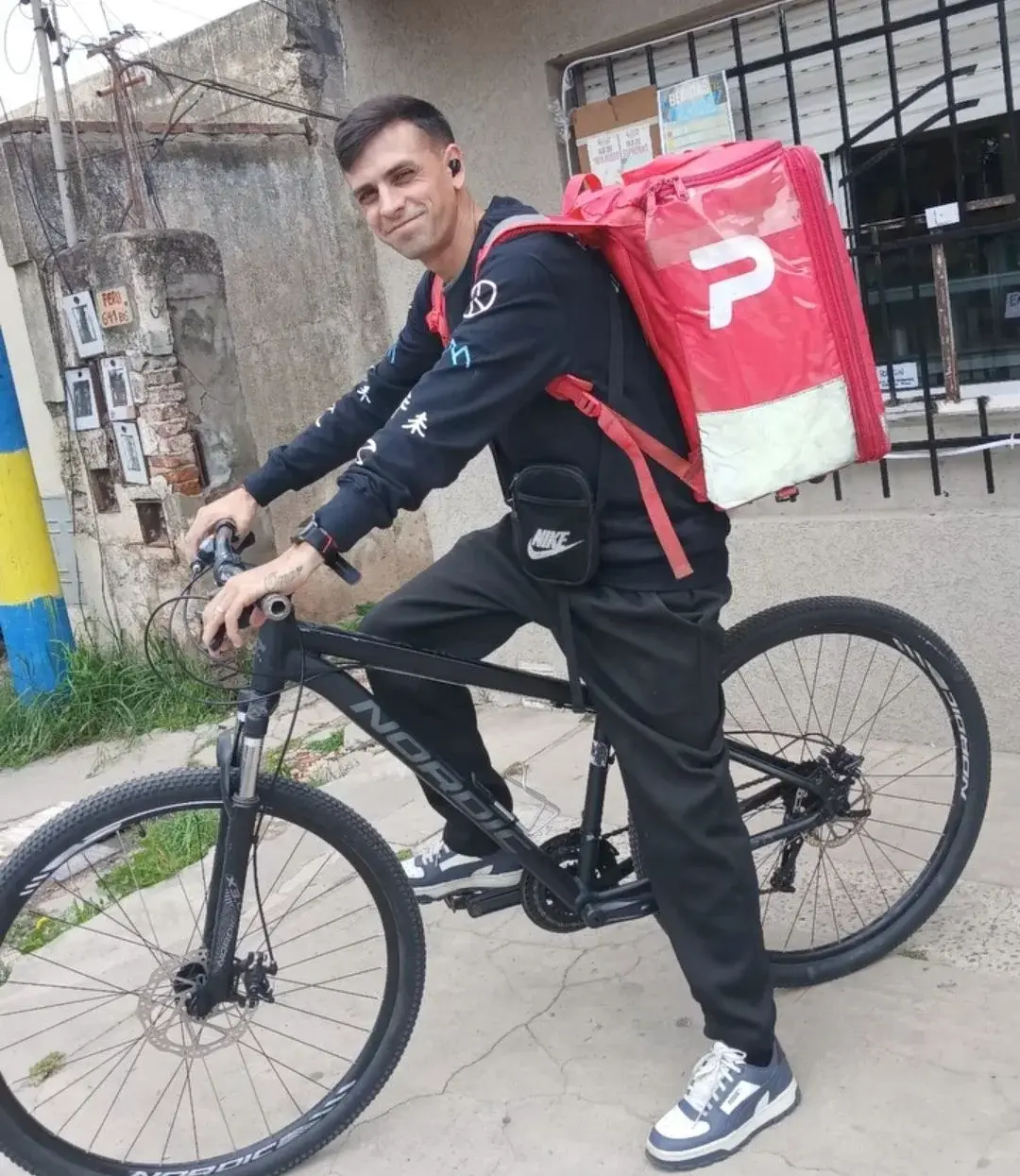 Matías Rosso de jugar en Primera a vender sándwiches en bici tras perder la visión. (IG Matías Rosso)