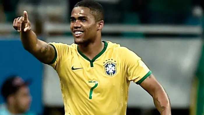 Brasil tiembla por una lesión de Douglas Costa