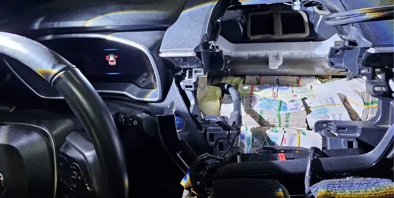 Viajaba con más de 357 millones de pesos ocultos en su auto
