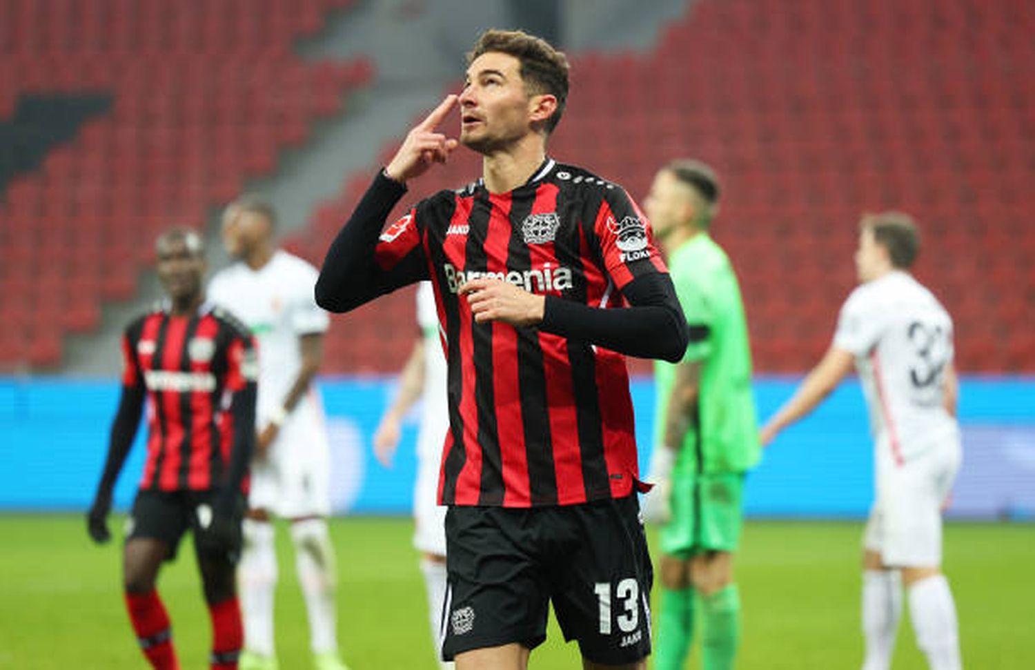Alario se queda en Alemania