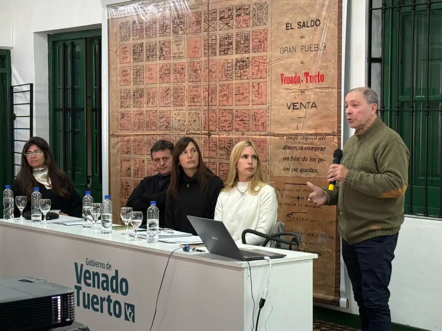 La charla contó con muy buen asistencia.