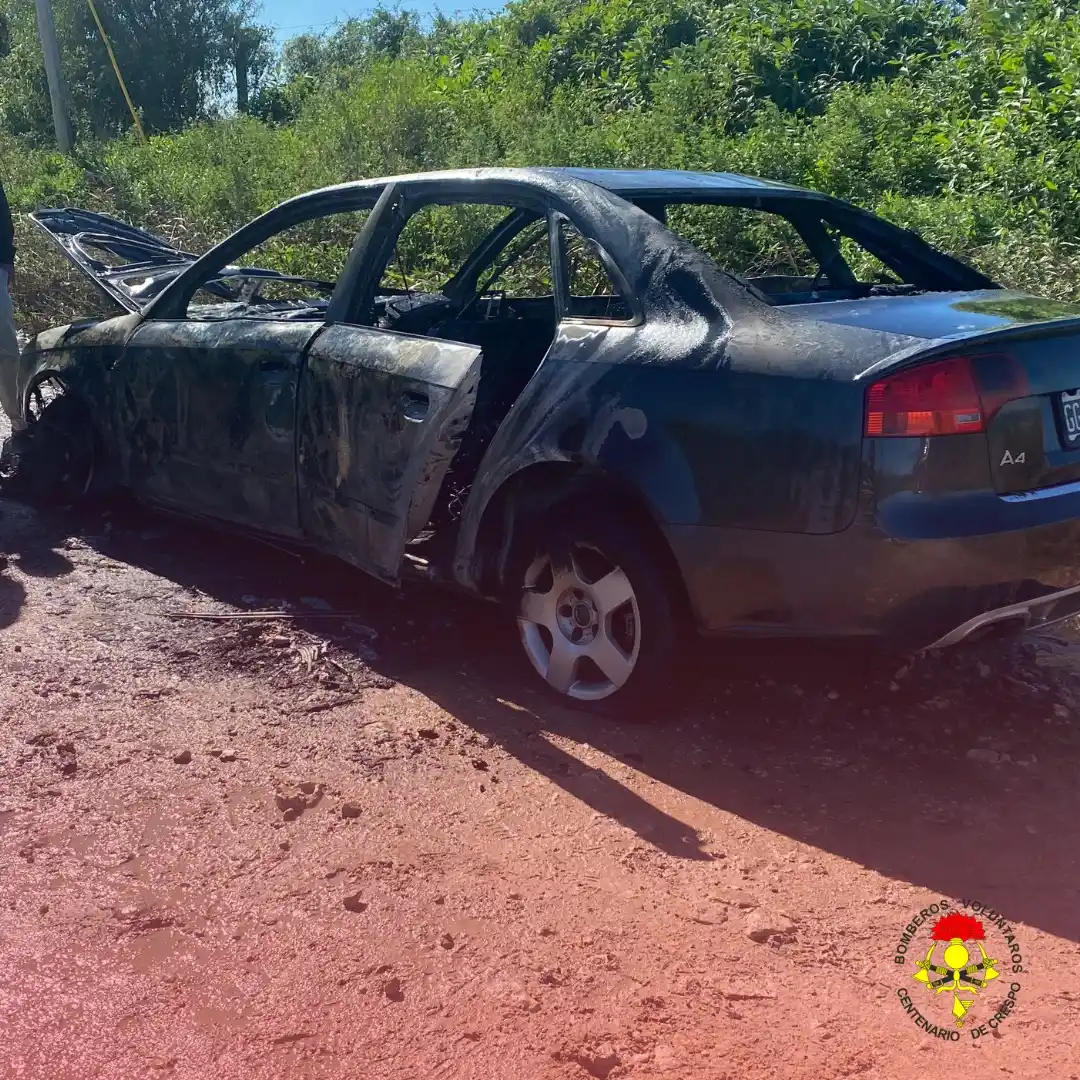 Incendio vehicular en calle 1 de Mayo moviliza a los bomberos