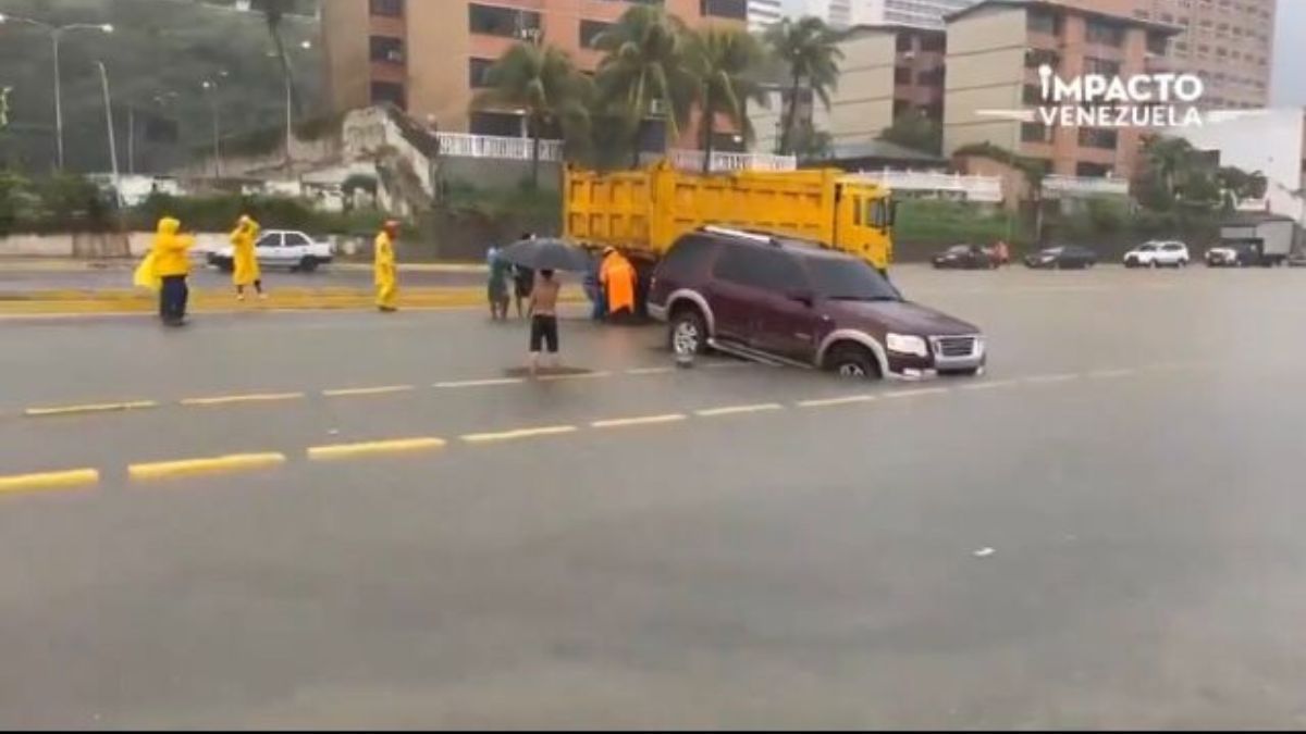 Onda tropical 49 golpea con fuerza a La Guaira y el oriente del país