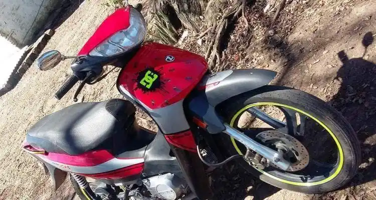 Le robaron la moto que estaba atada en la puerta de la casa
