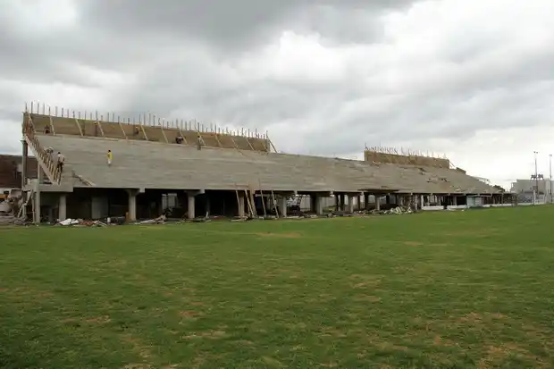 Proyectan finalizar la obra de la tribuna antes del comienzo del próximo torneo