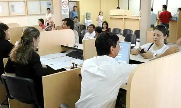 Estudio de la Fundación Apertura: ¿Cuánto más gana un empleado público respecto al privado?