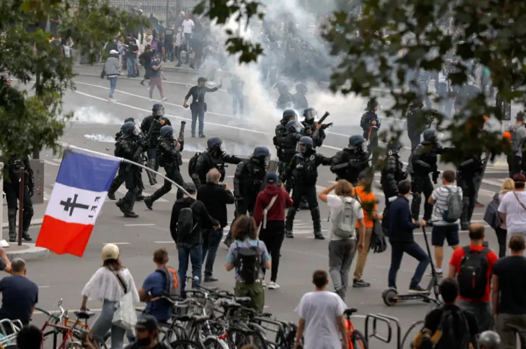 Continúan las protestas en Francia contra el pase sanitario