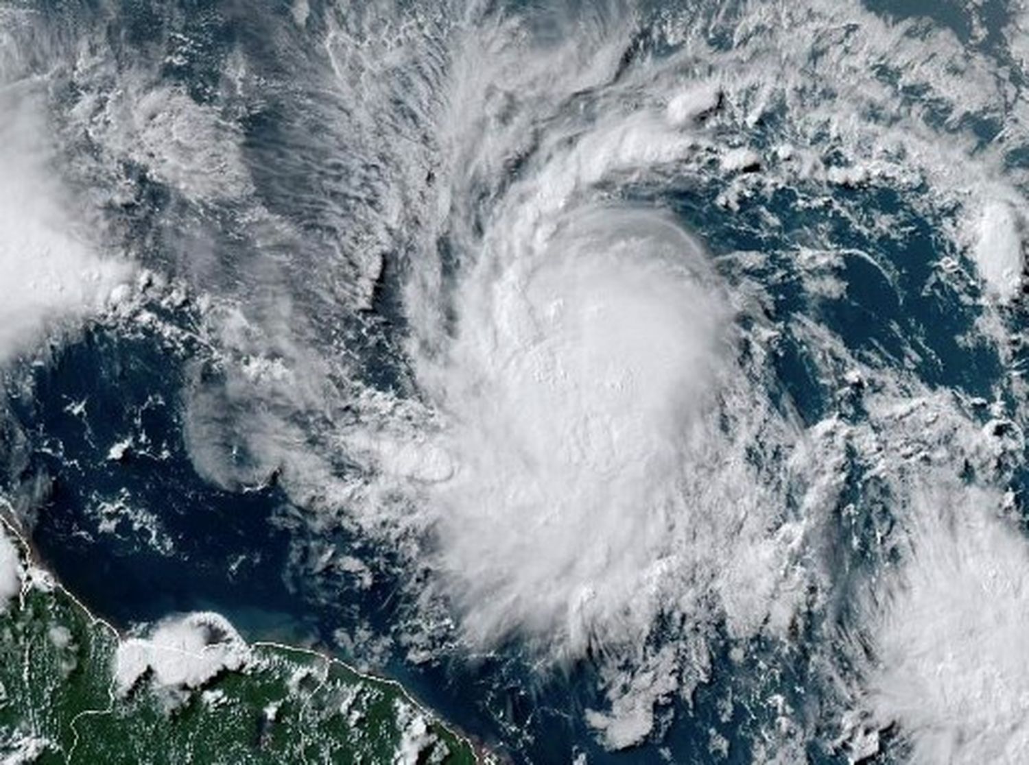 El «EXTREMADAMENTE PELIGROSO» huracán Beryl amenaza el Caribe