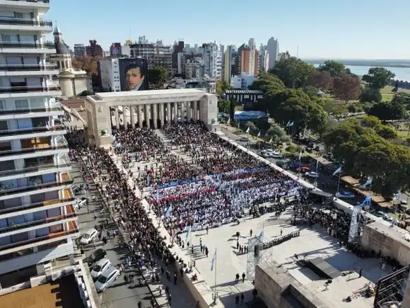 Miles de estudiantes prometieron lealtad a la bandera en Rosario